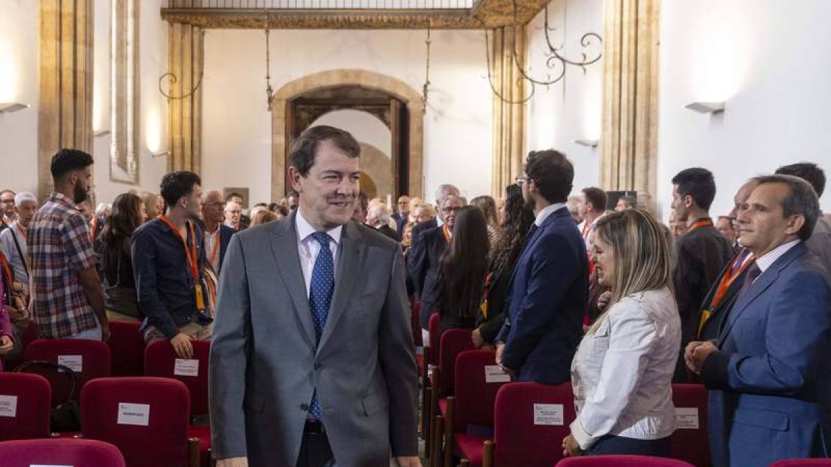 El presidente de la Junta, Alfonso Fernández Mañueco, a su llegada al encuentro. DAVID ARRANZ