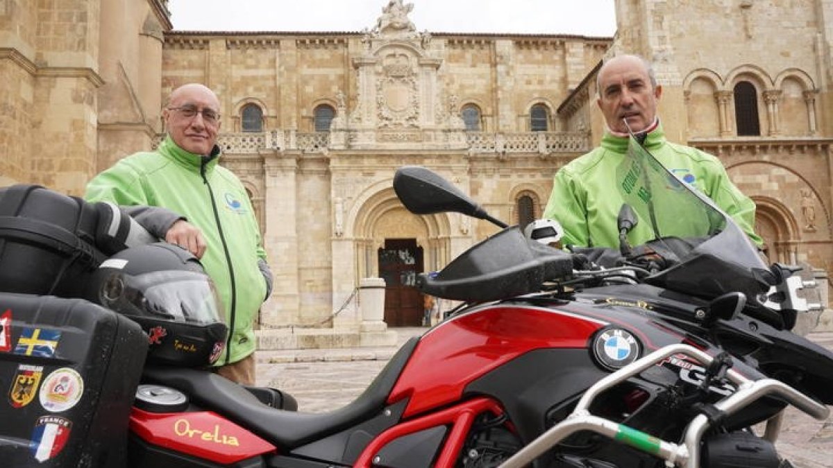 Ramón Carro, presidente de Moteros Solidarios, y Anselmo Tascón, que se subirá en la moto en abril para emprender su segundo reto por las enfermedades. J. NOTARIO