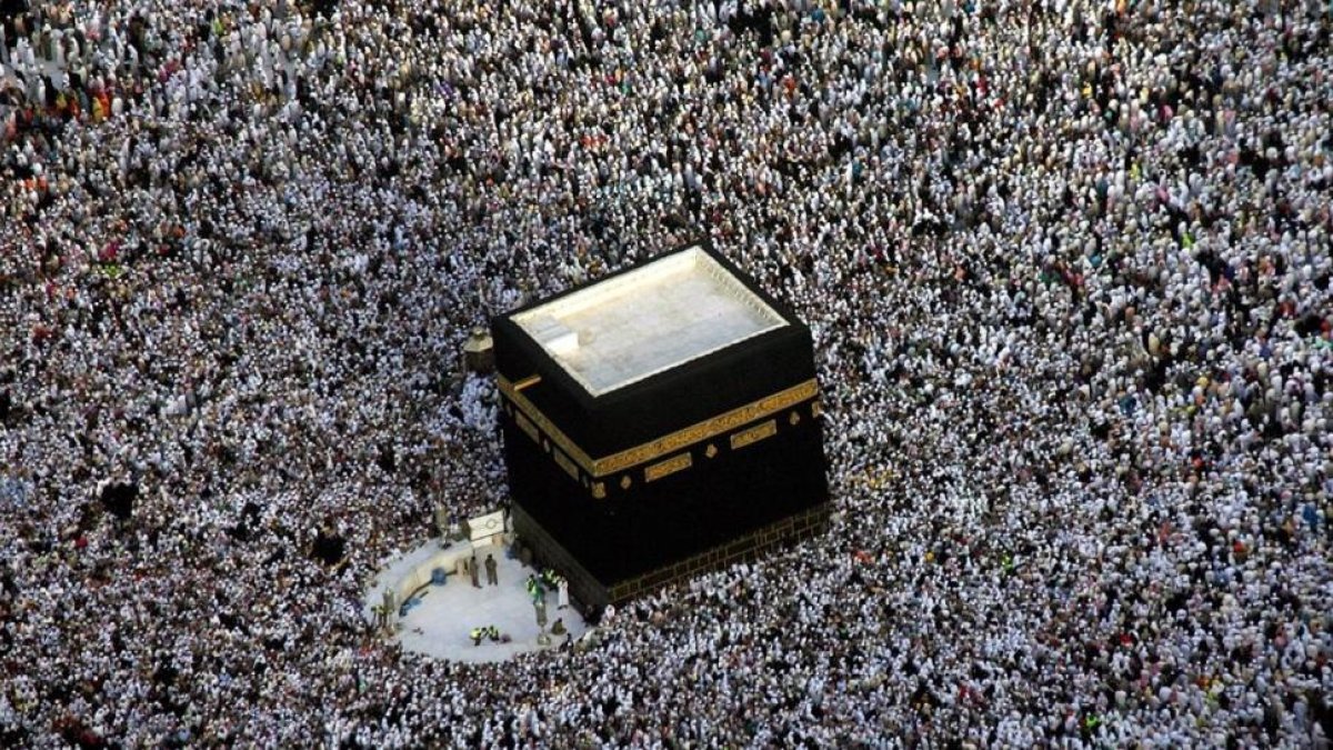 Vista aérea de los peregrinos alrededor de la Kaaba, en la Gran Mezquita de la Meca, durante el Haj.