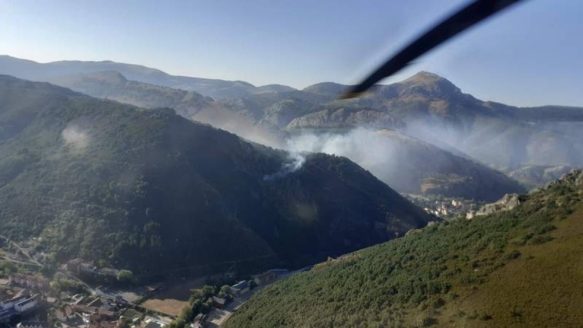 Aspecto que presentaba ayer el incendio de Santa Lucía. JUNTA CYL