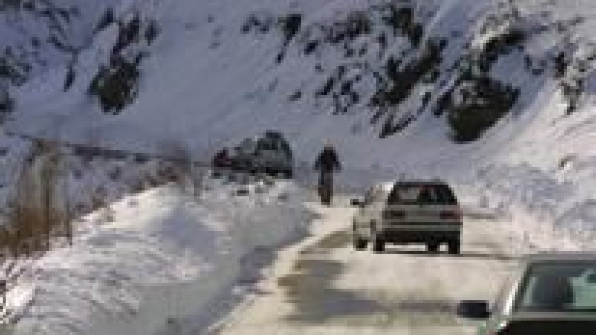 La carretera de acceso al alto del Morredero es una de las que más actuaciones de mejora precisaría