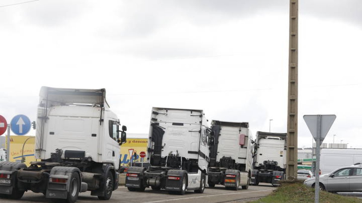 Protesta hoy de los transportistas en León. MARCIANO PÉREZ