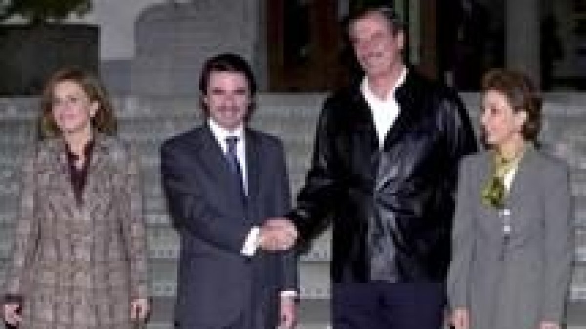 Aznar y su esposa, Ana Botella, posan junto al presidente Fox y su mujer, Marta Sahagún en México