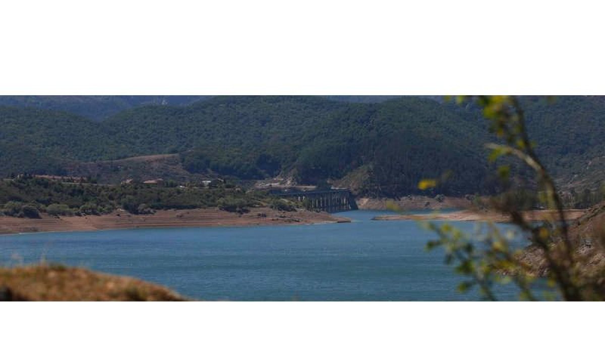 Imagen del pantano de Riaño tomada hace apenas quince días. FERNANDO OTERO PERANDONES