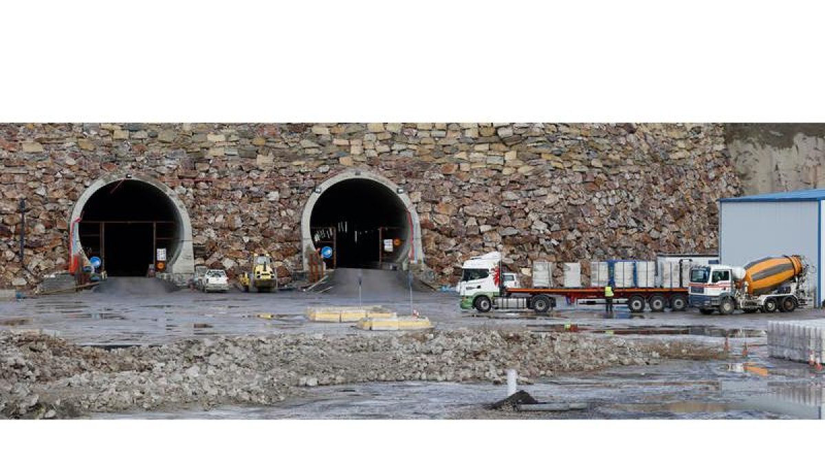 La boca de los túneles en La Pola de Gordón, en una foto de esta misma semana, apenas tiene movimiento a la espera de que Fomento centre la actuación.