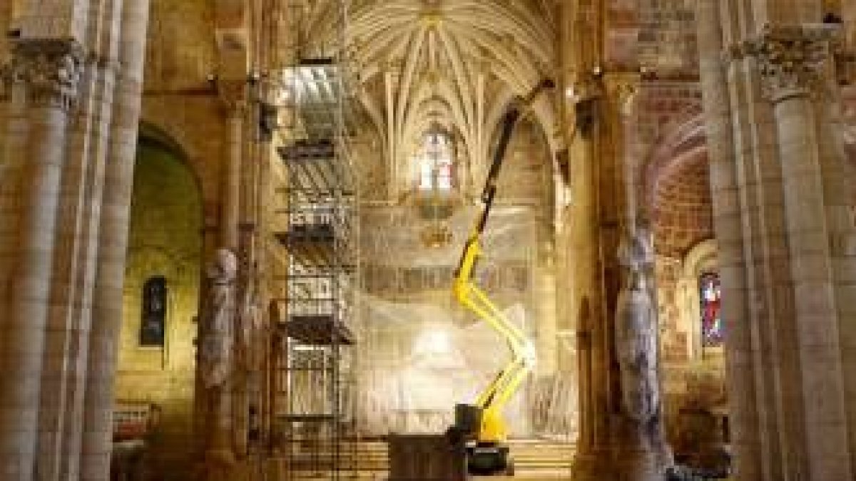 Imagen de las obras de limpieza de muros y paramentos en el interior de la basílica de San Isidoro