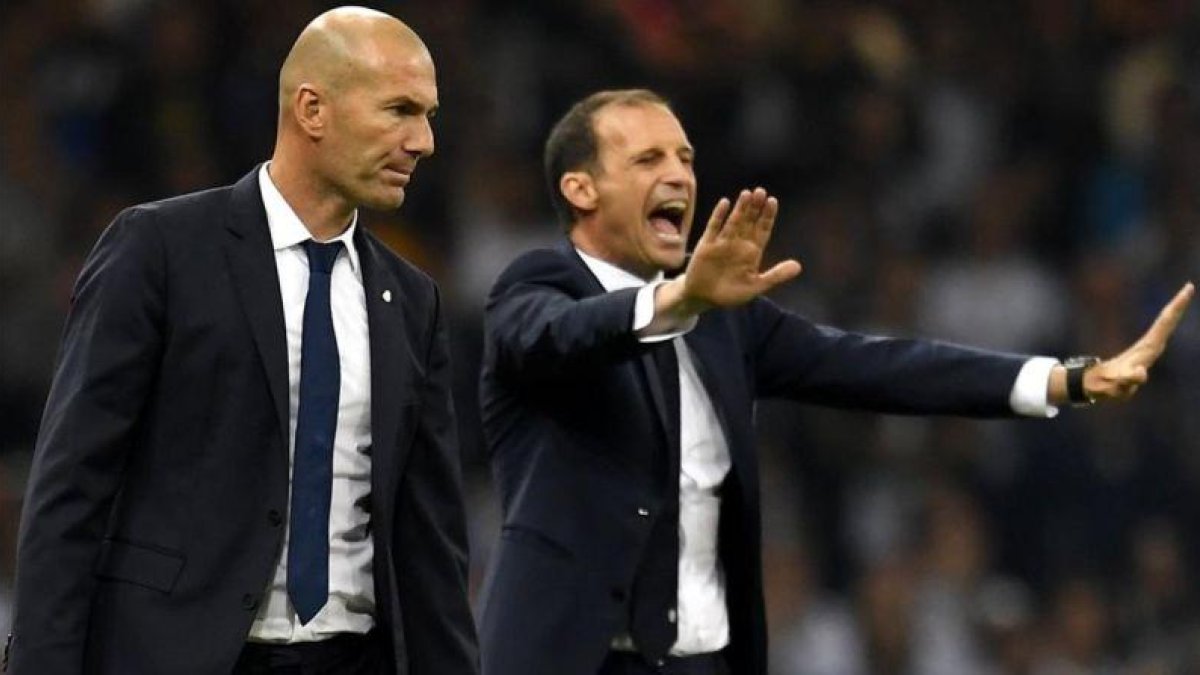 Massimiliano Allegria da instrucciones a sus jugadores ante la mirada de Zinedine Zidane.