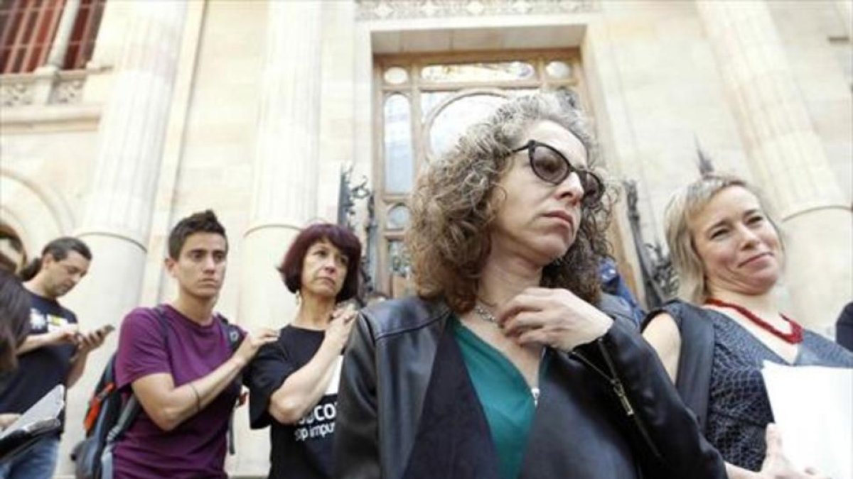 Ester Quintana y su abogada, Laia Serra (derecha), saliendo de la Audiencia de Barcelona con la sentencia, el pasado 1 de junio.