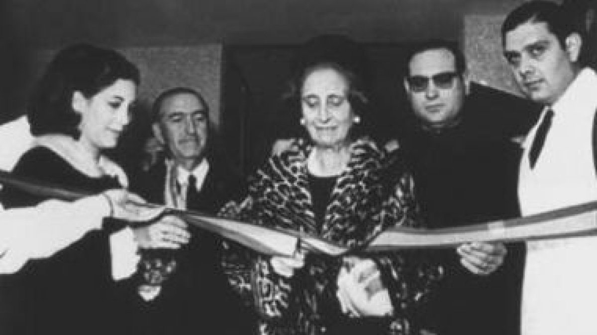 La mujer del dictador Franco, Carmen Polo, el día de la inauguración