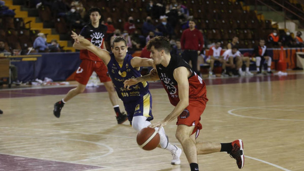 Partido de baloncesto liga EBA ULE Basket León - Gijón. F. Otero Perandones.