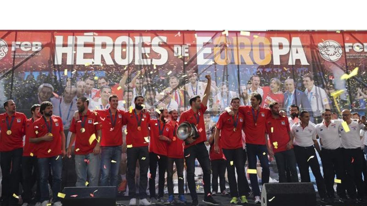 Los jugadores y el cuerpo técnico de la selección española de baloncesto celebran el título continental conseguido en el Eurobasket de 2015.
