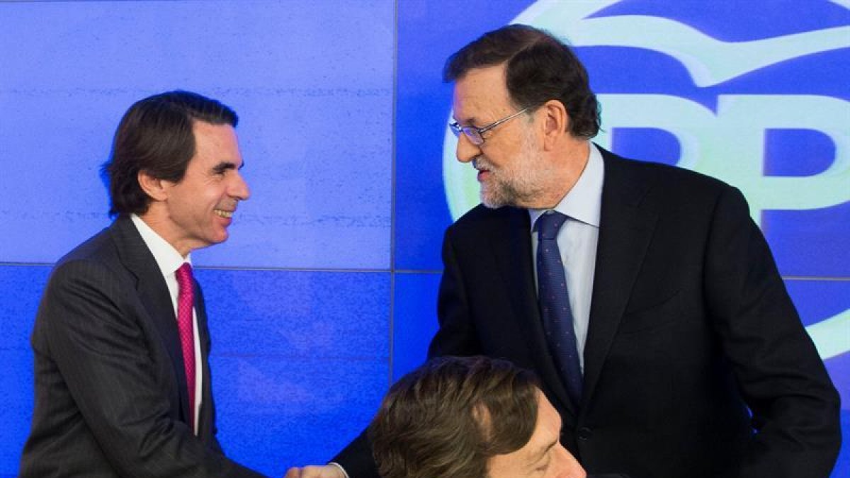 Fotografía facilitada por el PP de su presidente, Mariano Rajoy (d), saludando al expresidente del Gobierno José María Aznar, a su llegada a la reunión del Comité Ejecutivo Nacional del partido para analizar los resultados de las elecciones generales del