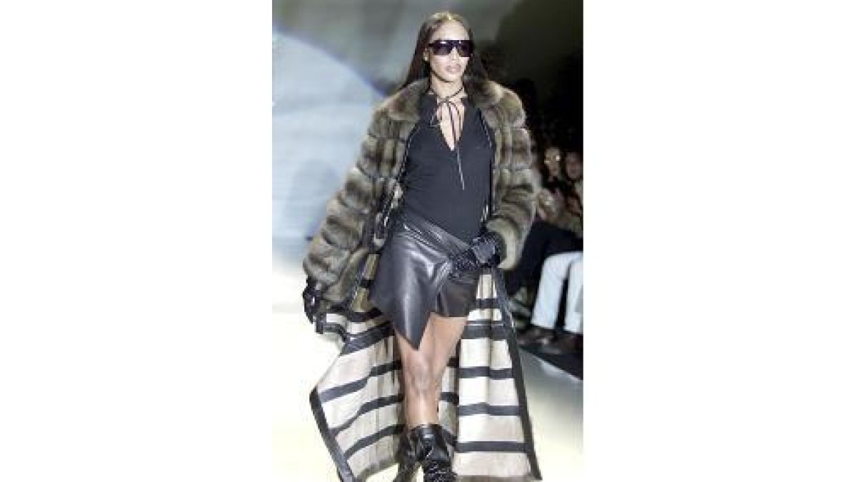 Naomi Campbell desfiló con un abrigo de marta de Ravizza
