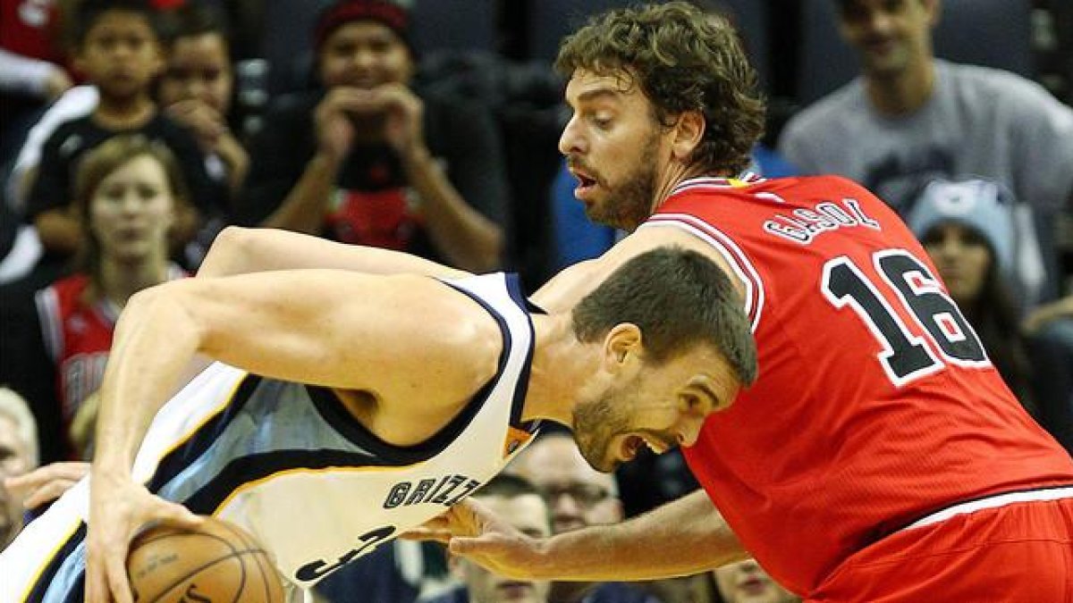 Marc y Pau Gasol, durante un partido de la temporada pasada entre los Grizzlies y los Bulls, en el FedExForum de Menfis.