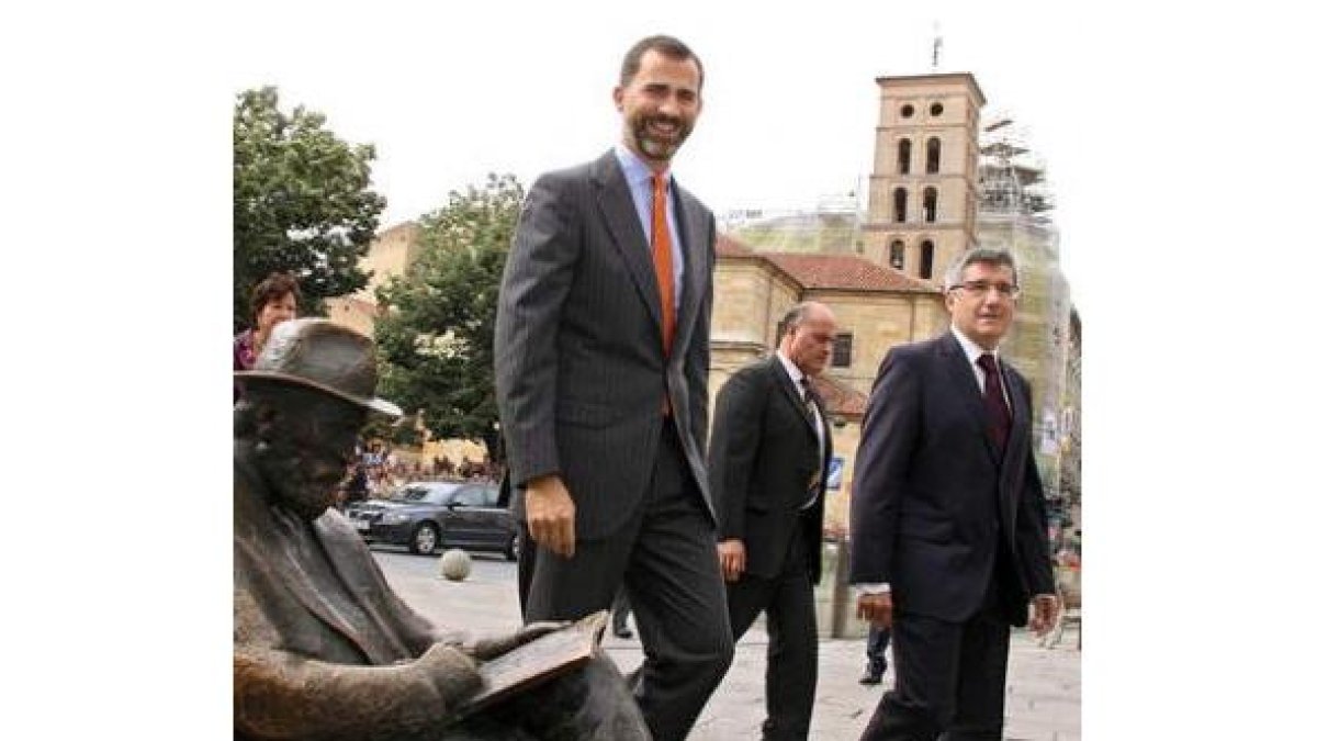 El Príncipe pasa por delante de la estatua dedicada a Antoni Gaudí en presencia del alcalde.