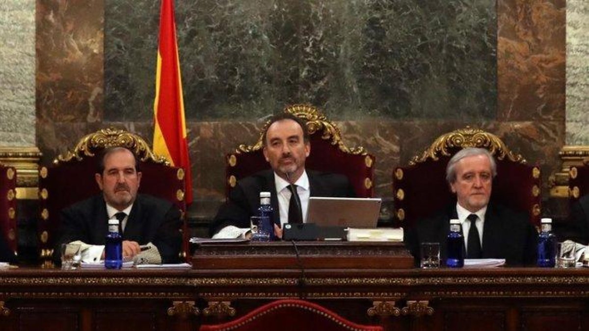 El magistrado Manuel Marchena, junto a los jueces Andrés Martínez Arreieta y Juan Ramón Berdugo, en el Tribunal Supremo.