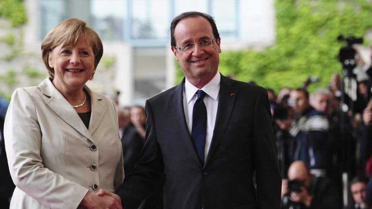 La canciller alemana, Angela Merkel, recibe al presidente galo, François Hollande, en Berlín.