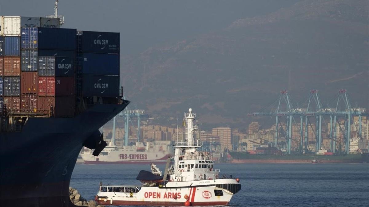 El barco de Open Arms, a su llegada al puerto de San Roque. /