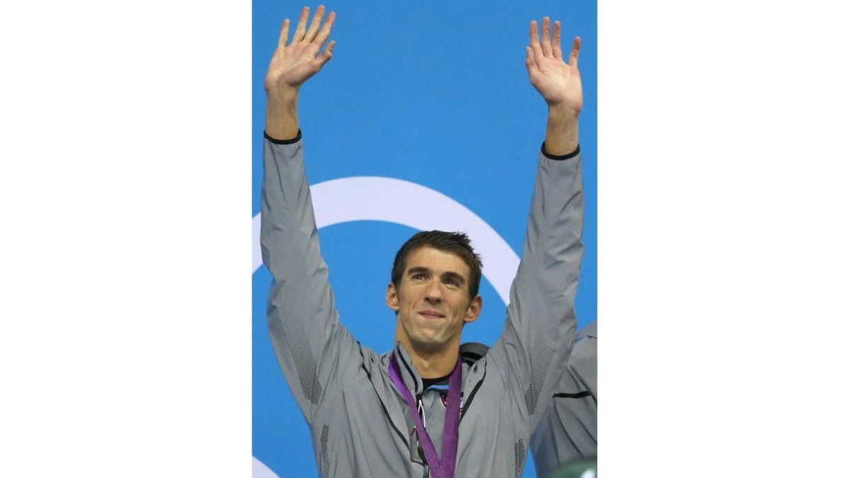 El nadador estadounidense, Michael Phelps, es el deportista que más medallas ha conseguido en toda la historia de los Juegos Olímpicos. En la fotografía con la presea de oro que consiguió ganar tras la prueba de los 4x100 estilos.