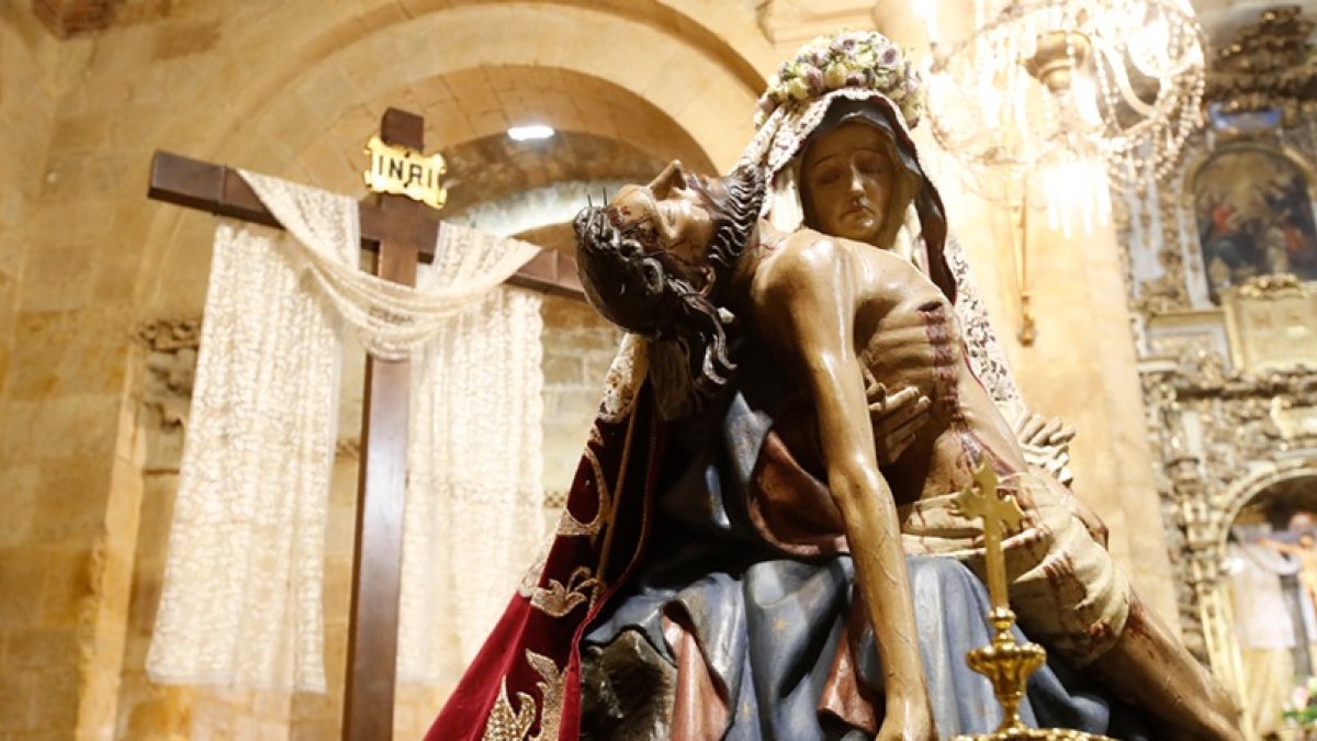 La Virgen del Mercado deja su parroquia para la Coronación Canónica. RAMIRO.