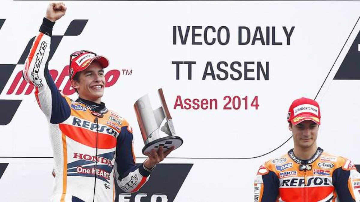 Marc Márquez celebra su triunfo en el podio de Assen, junto a Dani Pedrosa, tercero.