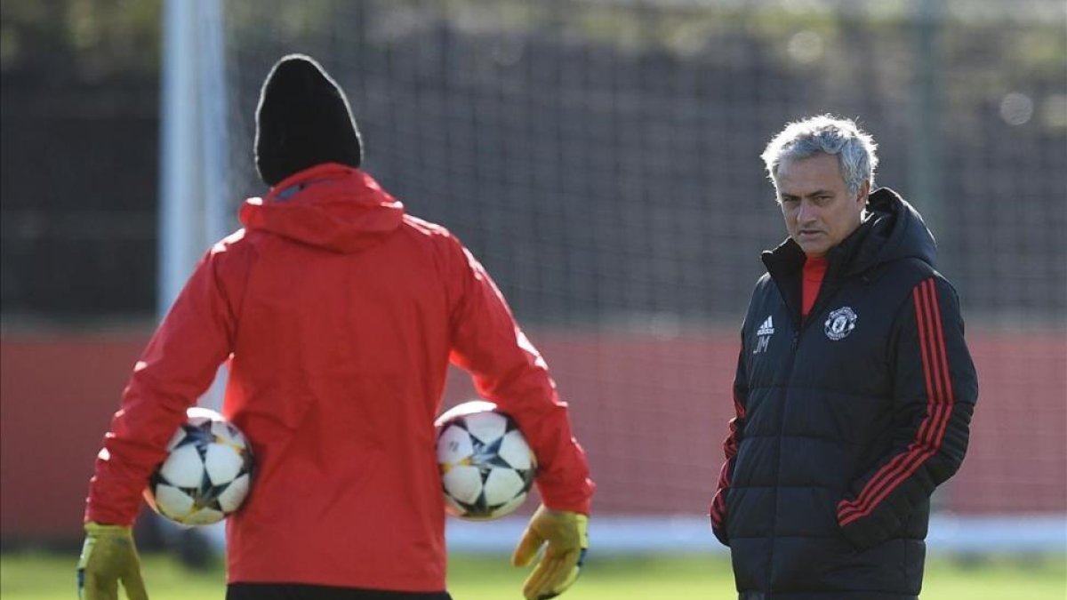 José Mourinho, durante el último entrenamiento del United antes de viajar a Sevilla.