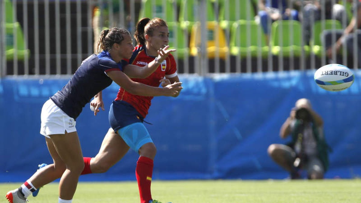 La leonesa María Casado puja con una jugadora francesa por el control del balón ovalado. URQUIJO