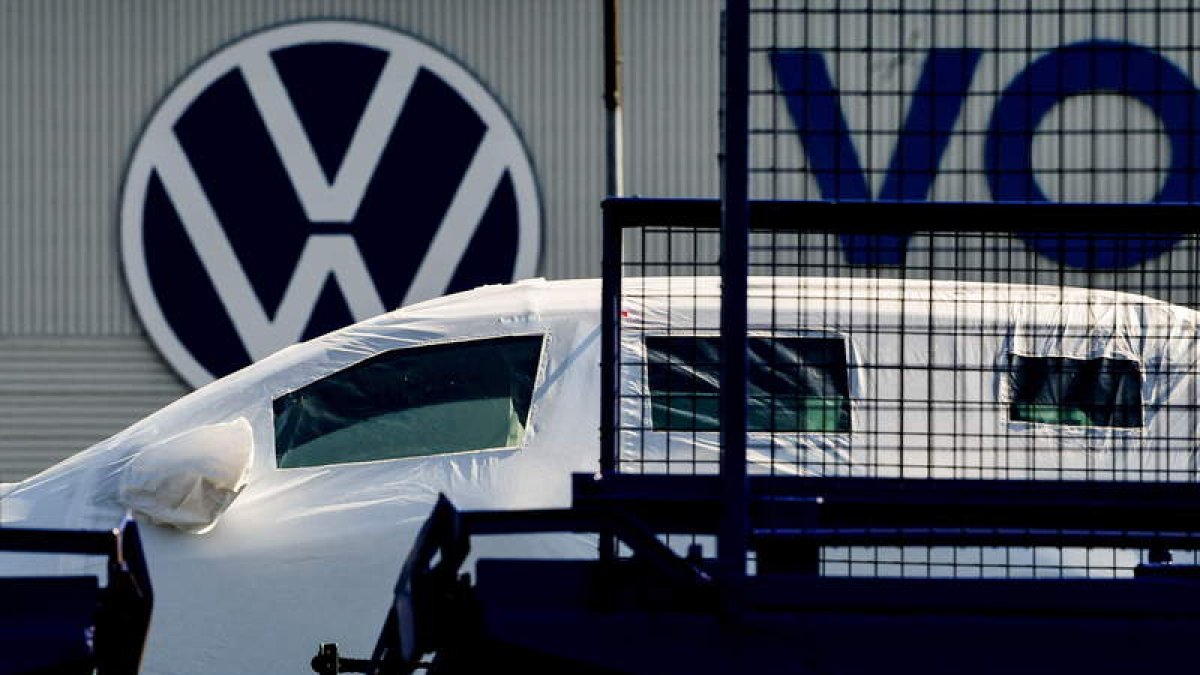 Un vehículo de Volkswagen estacionado ayer en una de las factorías de Alemania. FILIP SINGER