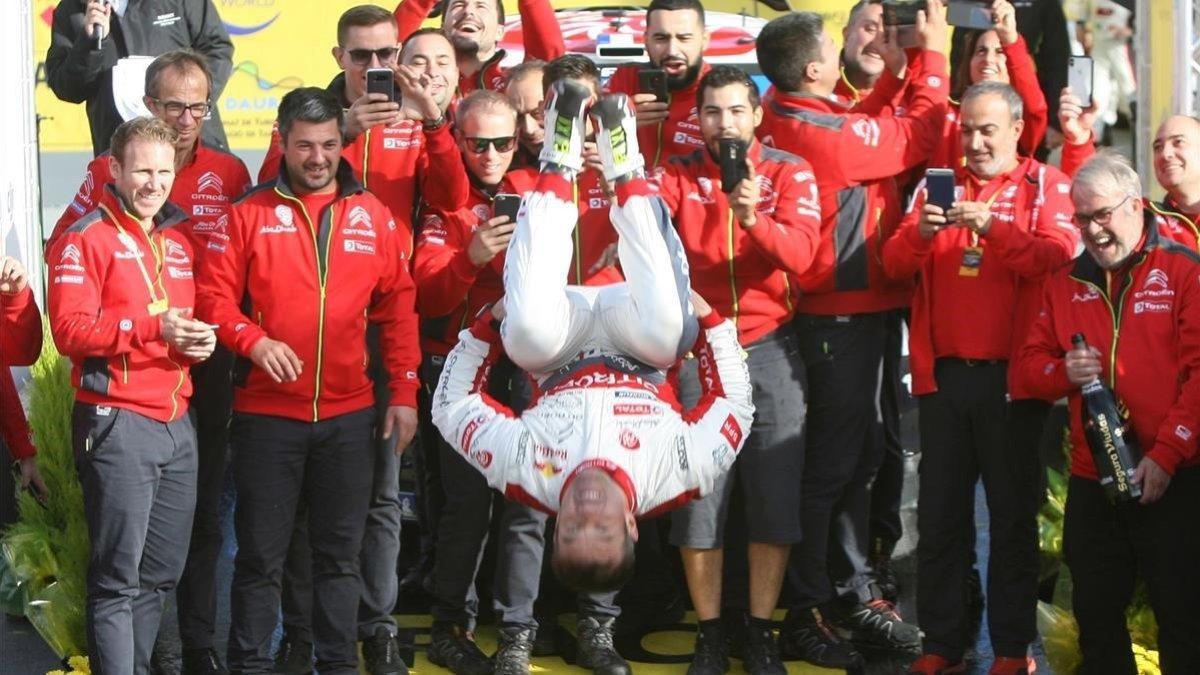 Sábastien Loeb celebra con un salto mortal en el podio de Salou su triunfo en el Rally RACC Catalunya.