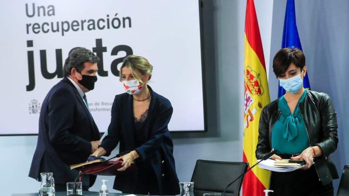 José Luis Escrivá, Yolanda Díaz e Isabel Rodríguez ayer, tras el Consejo de Ministros. FERNANDO ALVARADO