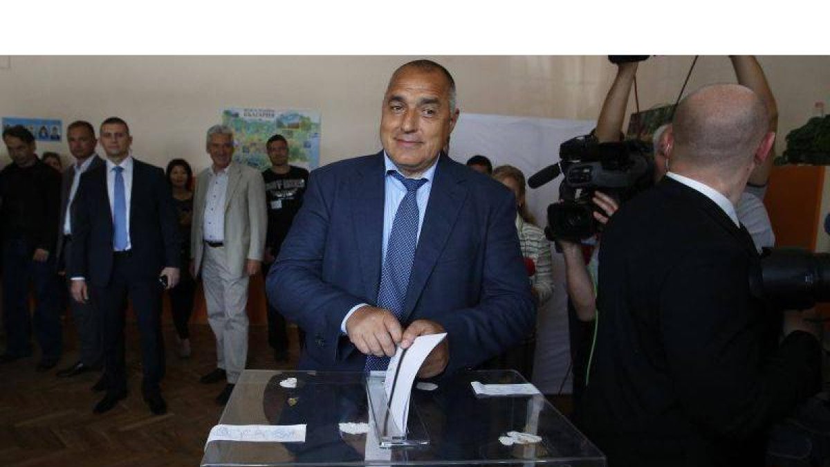 El conservador Boiko Borisov deposita su voto durante la jornada electoral.