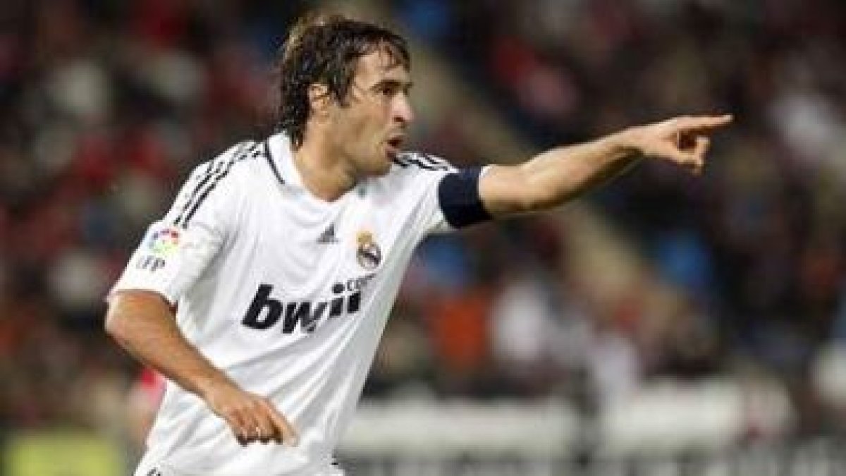 El delantero del Real Madrid Raúl González celebra un gol  con el conjunto blanco