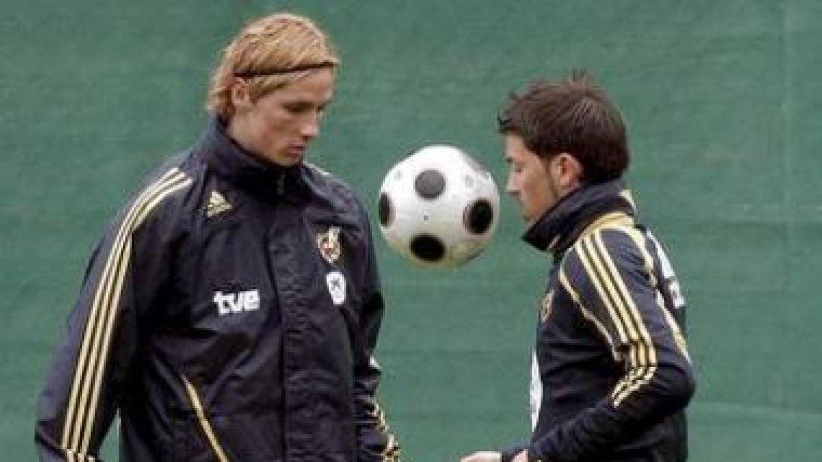 Los delanteros Torres (i) y Villa durante el entrenamiento de la selección española.