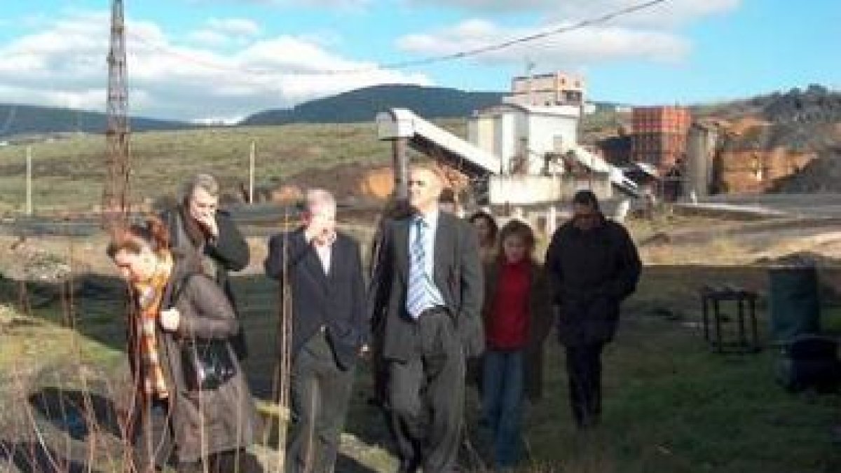 El industrial Victorino Alonso durante una reciente visita con el alcalde de Fabero.