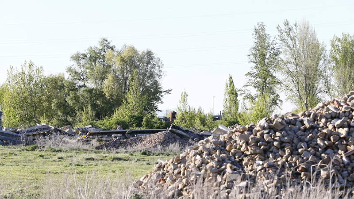 Vista parcial del actual estado que muestra la escombrera de Santa Olaja.