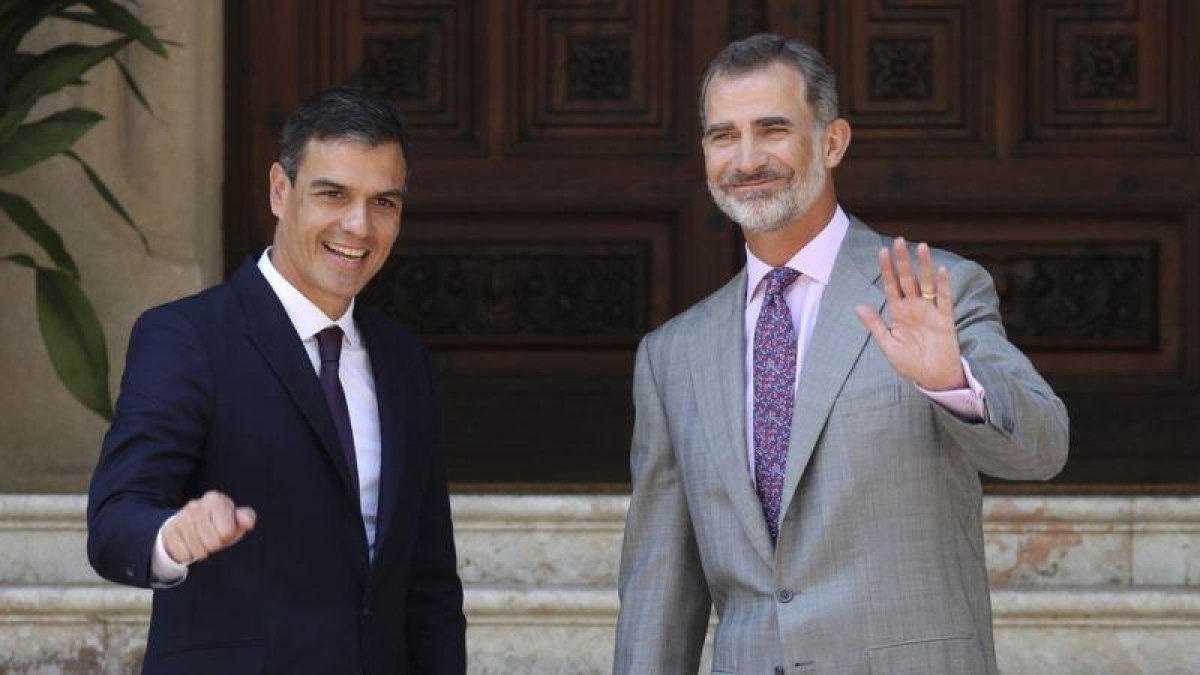 El rey Felipe VI y el presidente del Gobierno, Pedro Sánchez, en el Palacio de Marivent.
