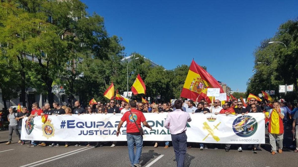 Imagen de la manifestación de hoy de los policías y guardias en Madrid por la equiparación de salarios.