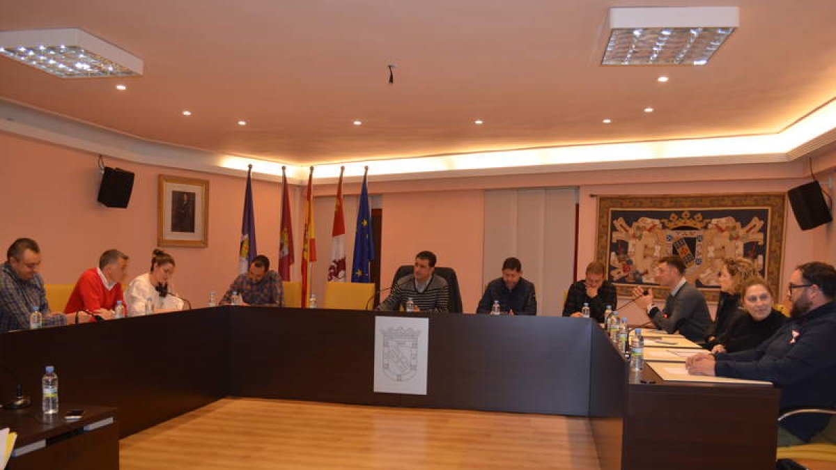 Imagen del pleno municipal celebrado este martes en Valencia de Don Juan. MEDINA