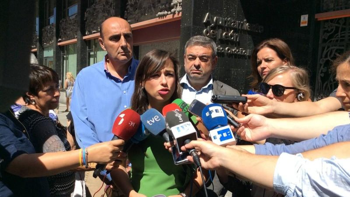 Gemma Villarroel y los concejales del Grupo Ciudadanos, en la puerta del Ayuntamiento de León.