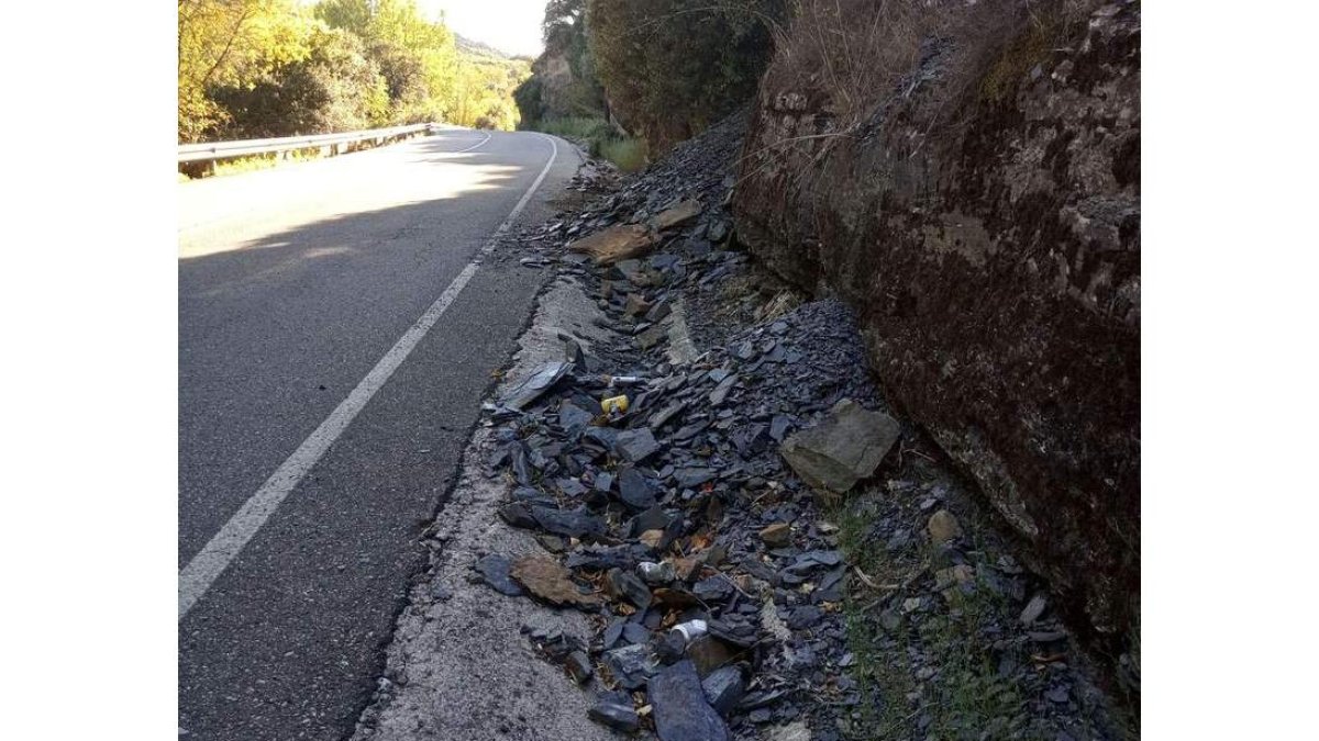 Cuneta afectada por los arrastres de inviernos pasados. DL