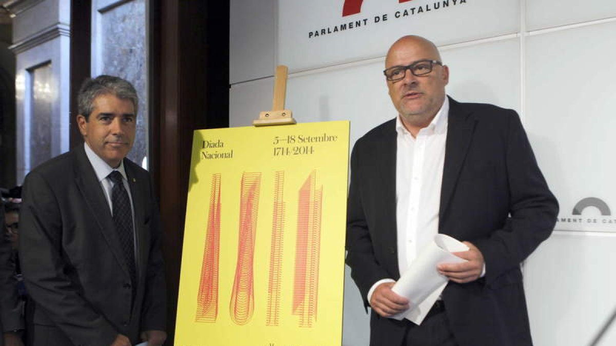 El portavoz catalán, Homs, y Joan Corominas presentan el cartel de la Diada.
