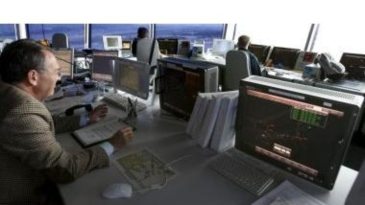 Imagen de archivo de controladores aéreos en la torre de control de Barajas.