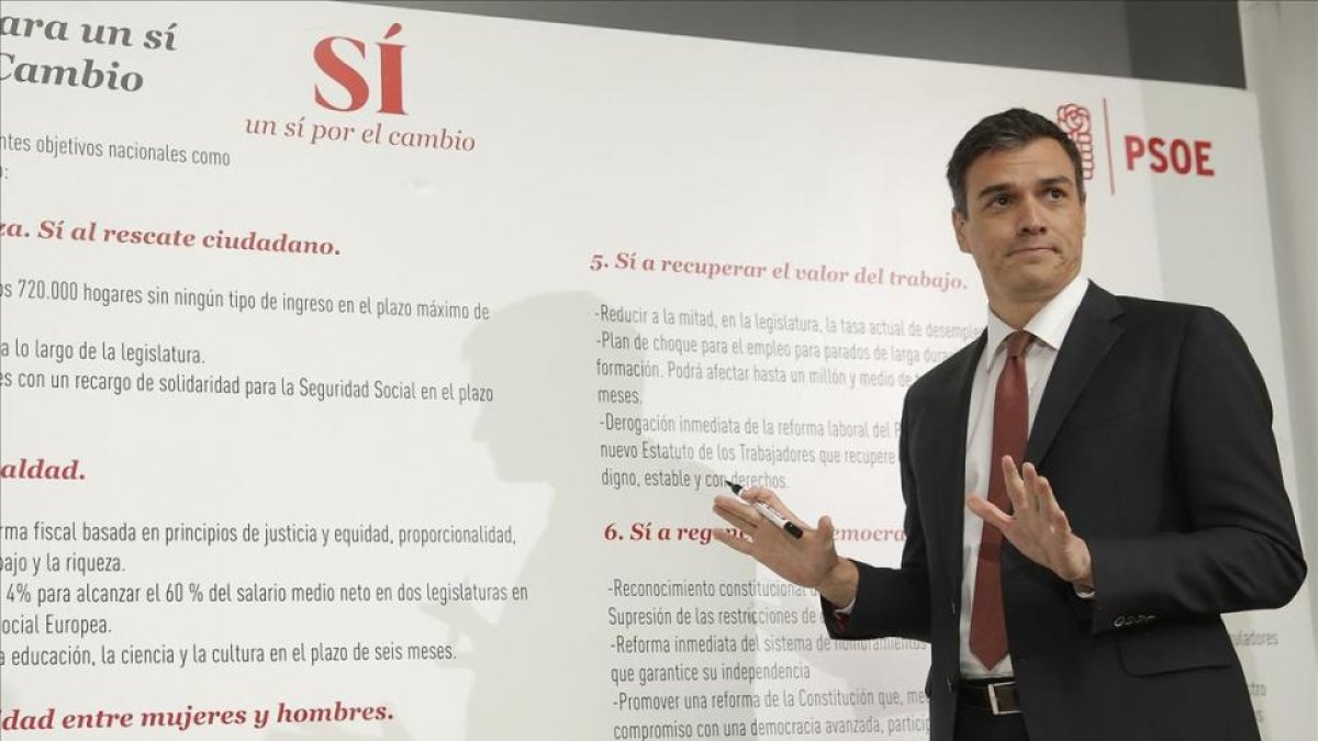 El secretario general del PSOE, Pedro Sánchez, en la presentación de algunas de sus medidas estrella.