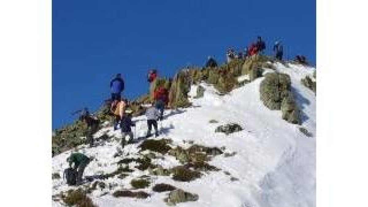 La imagen muestra la llegada a los montañeros al pico Catoute