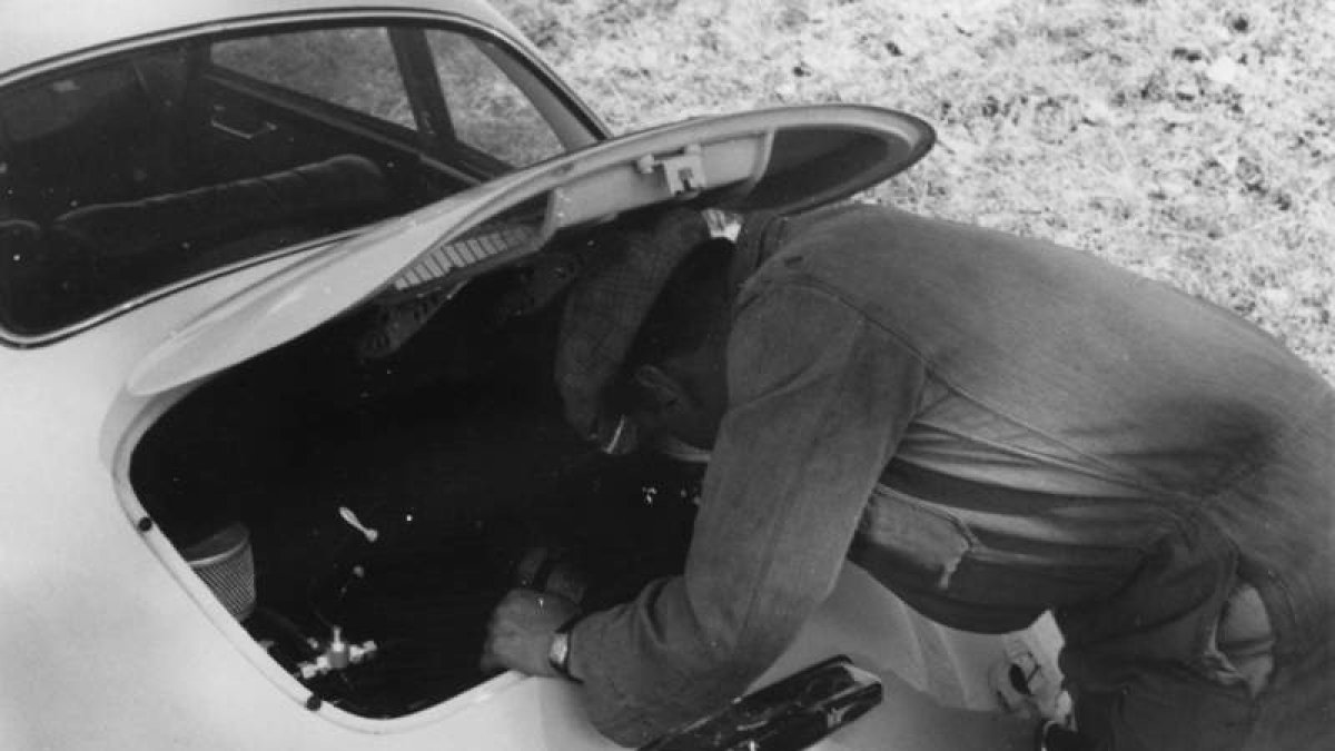 Herbert Linge ‘buceando’ en el motor de un Porsche 356, así llegarían infinidad de trofeos a las vitrinas de Zuffenhausen. PRSCH