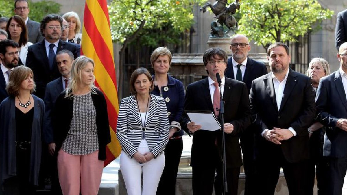 El presidente de la Generalitat, Carles Puigdemont (c), anuncia que piensa convocar para el próximo 1 de octubre, sin el aval del Gobierno del Estado, un referéndum sobre la independencia de Cataluña