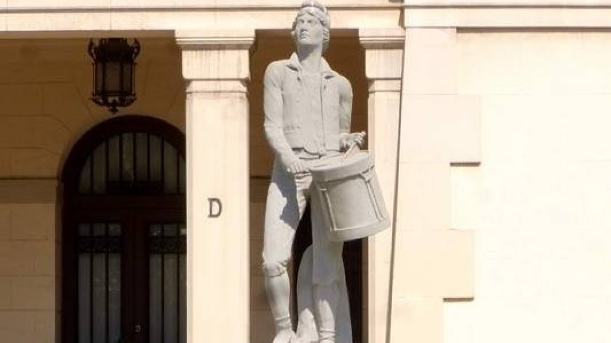 Una estatua frente al cuartel del Bruc de Barcelona. DL