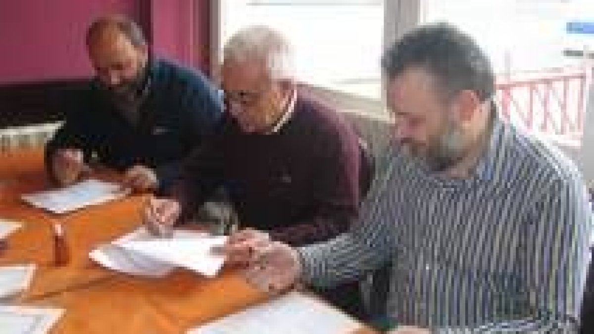 Porfirio Díez, Tomás de la Sierra y Pedro Alvarado en la firma del convenio de colaboración