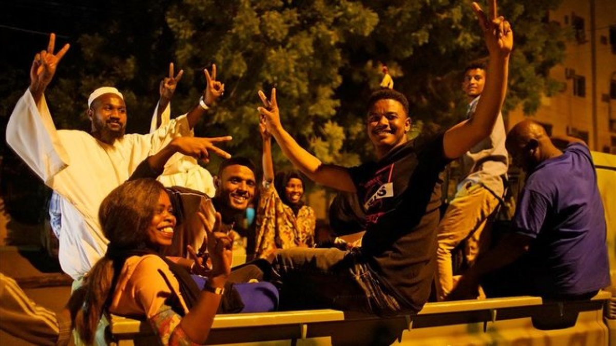 Ciudadanos de sudan manifiestan su alegría por la salida del ministro de Defesa como jefe de la junta militar que gobierna el país.
