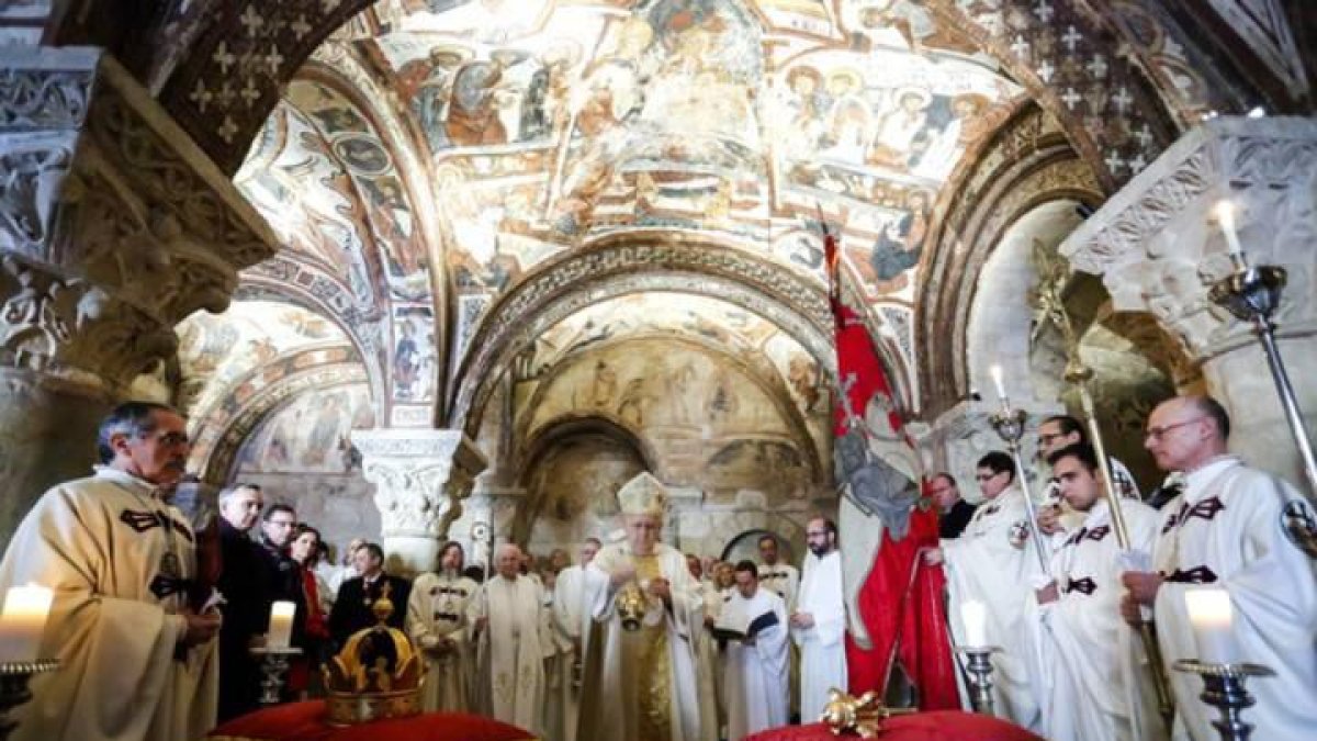 El obispo de León, Julián López, preside el responso por los Reyes de León en el Panteón Real de San Isidoro.